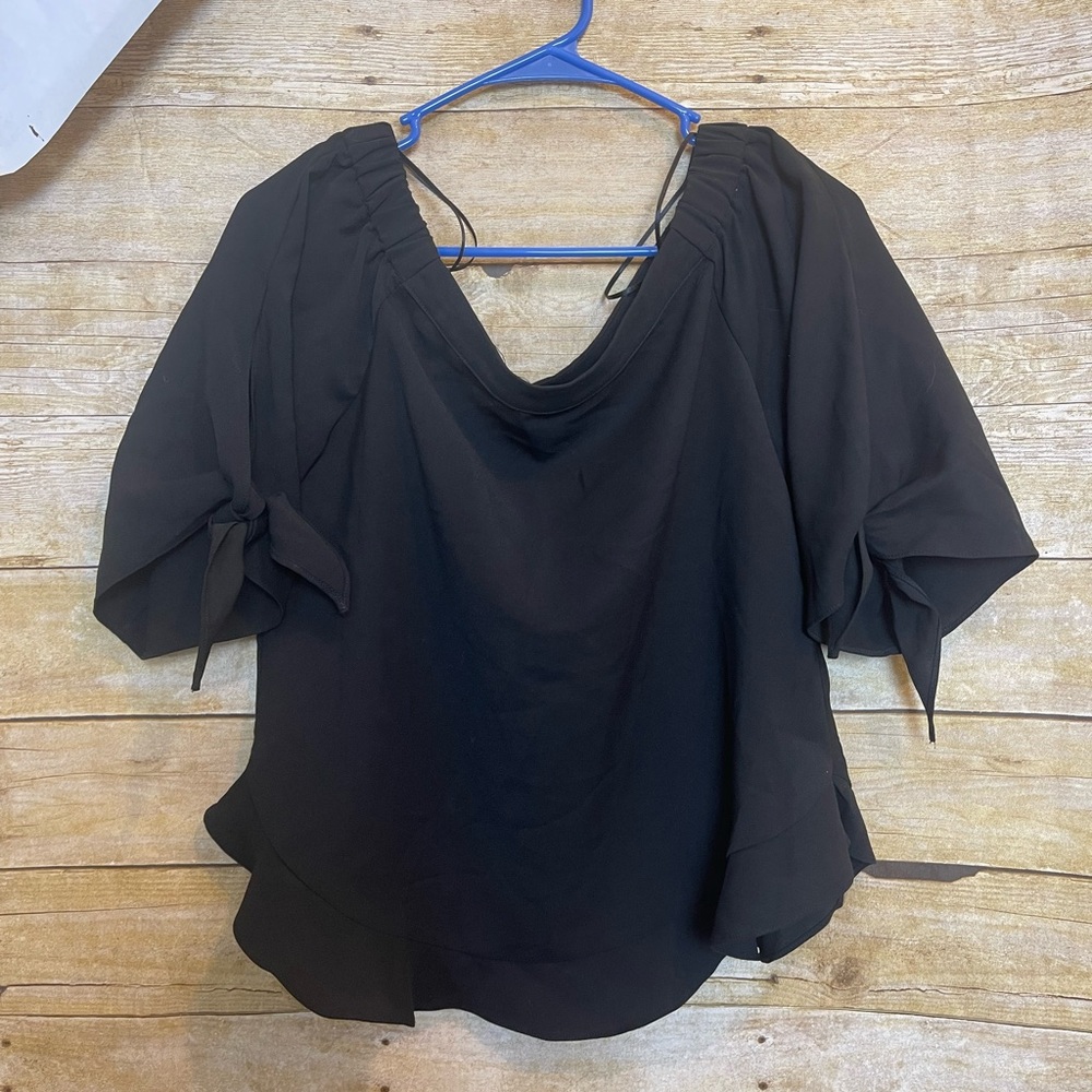 Olivia Grey off the shoulder top 🛍